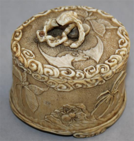 A Japanese ivory box and cover, Meiji period 6.5cm